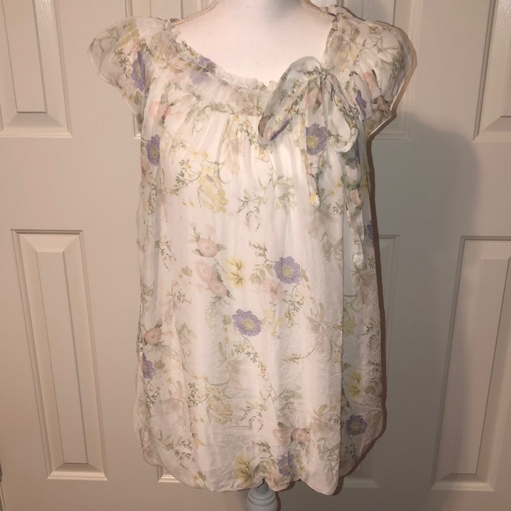 Tendenze Italy silk top with lining. Sleeveless with functioning tie at neck.